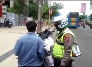 Sat Lantas Surabaya Berikan Teguran Simpatik Bagi Pengendara yang Melanggar