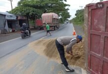 Peduli Terhadap Warga, Personil Posyan Ops Lilin Intan 2022 Tangani Korban Laka Tunggal