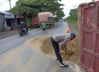 Peduli Terhadap Warga, Personil Posyan Ops Lilin Intan 2022 Tangani Korban Laka Tunggal