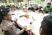 Bersama Supporter Bonek Kapolrestabes Surabaya Pastikan Kamtibmas Kondusif Menjelang Sidang Tragedi Kanjuruhan