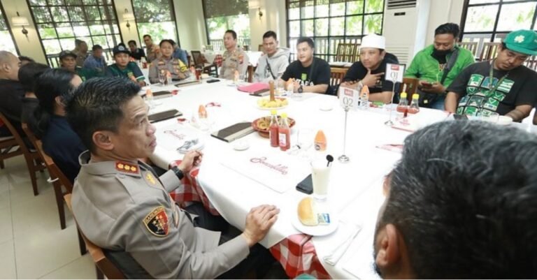 Bersama Supporter Bonek Kapolrestabes Surabaya Pastikan Kamtibmas Kondusif Menjelang Sidang Tragedi Kanjuruhan