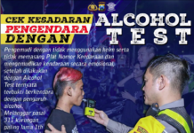 Kasat Lantas Polrestabes Surabaya Gunakan Alat Alkohol Tes Pada Pengendara Yang Mabuk
