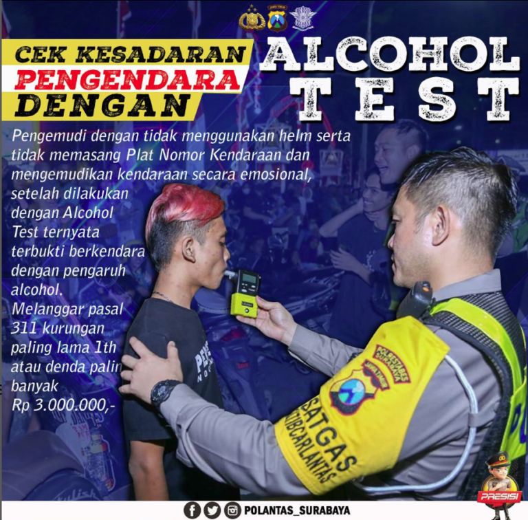 Kasat Lantas Polrestabes Surabaya Gunakan Alat Alkohol Tes Pada Pengendara Yang Mabuk