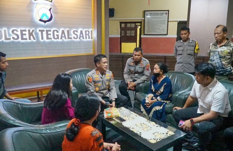 Kapolrestabes Surabaya Secara Edukatif Berhasil Mediasi Masyarakat Saling Lapor