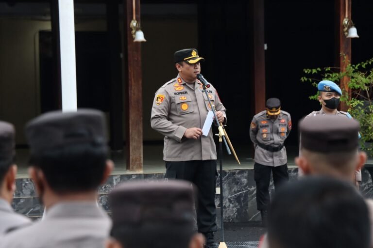Kapolres Tanah Laut AKBP Rofikoh Yunianto, S.I.K Pimpin Upacara Korps Raport Kenaikan Pangkat Kapolres Tanah Laut AKBP Rofikoh Yunianto, S.I.K Pimpin Upacara Korps Raport Kenaikan Pangkat