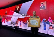 Kapolres Tanah Laut AKBP Rofikoh Yunianto, S.I.K Terima Penghargaan Pelayanan Publik Dengan Predikat A