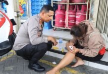 Kapolres Metro Tangerang Kota Turun Mobil Dinas Untuk Tolong Warga Yang Kecelakaan