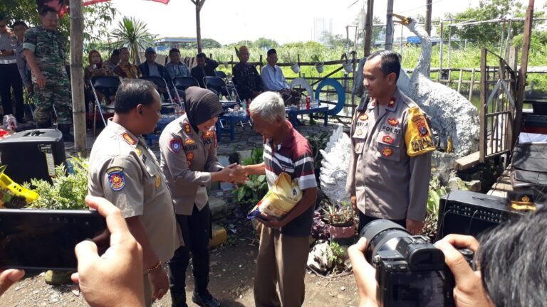 Kapolres Pelabuhan Tanjung Perak AKBP Herlina Pimpin Baksos Saat Jumat Curhat