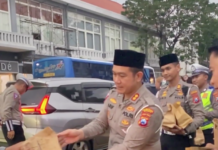 Momen Ramadhan, Kasat Lantas Polrestabes Surabaya Berbagi Takjil Saat Berbuka Puasa