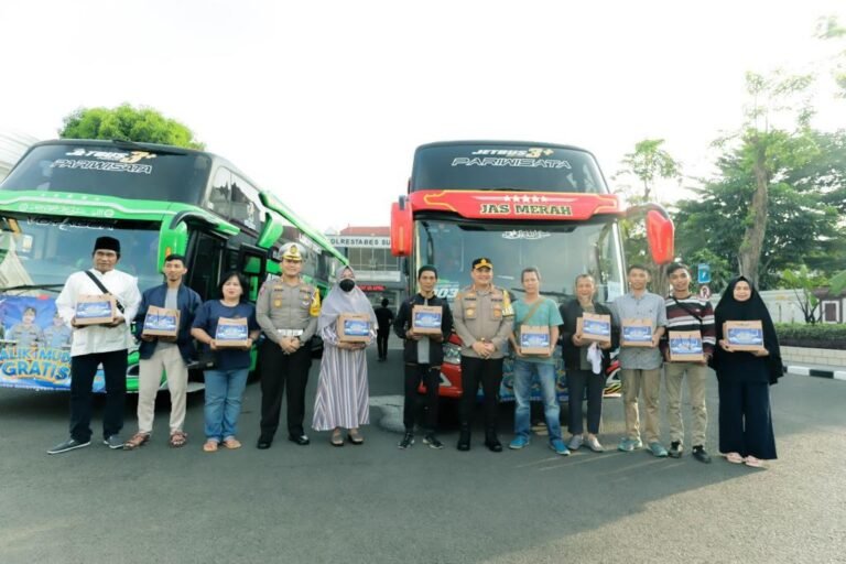 Kapolrestabes Surabaya Lepas Balik Mudik Gratis