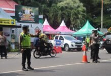 Hari ke 3 Lebaran Kapolres Kediri Kota Pantau Arus Balik di Simpang 4 Alon Alon Kota Kediri.