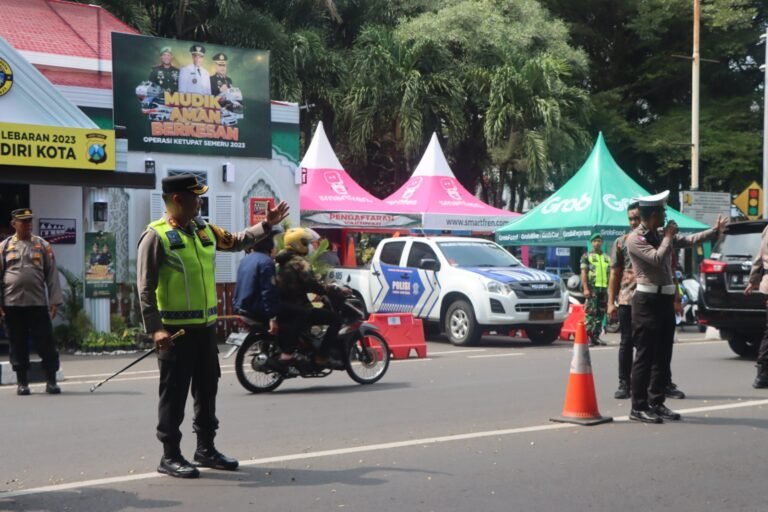 Hari ke 3 Lebaran Kapolres Kediri Kota Pantau Arus Balik di Simpang 4 Alon Alon Kota Kediri.