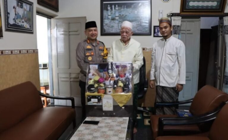 Kapolres Kediri Kota Sampaikan Tanda Cinta Kapolri Untuk Ulama di Kota Kediri