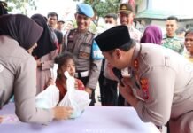 Kapolres Tanah Laut AKBP Rofikoh Yunianto, S.I.K. Pimpin Lansung Pasar Murah Untuk Warga
