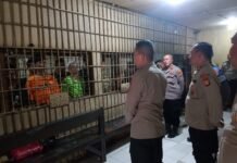 Kunjungan Kerja ke Mako Polsek Jatinegara, Kapolres Metro Jaktim Sapa Tahanan