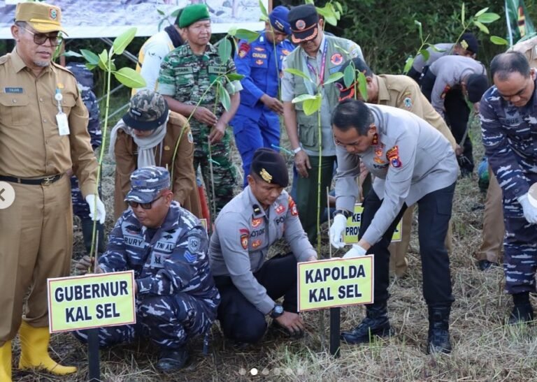 Kapolres Tanah Laut Dampingi Kapolda Kalsel Ikuti Program Penanaman Mangrove Nasional