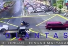 Hadir di Tengah Masyarakat, Anggota Sat Lantas Polrestabes Surabaya Bantu Dorong Pick Up Mogok