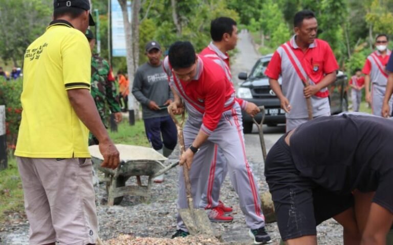 Tanpa Canggung Kapolda Kaltara Turut Serta Bersihkan Lingkungan Di Sekitar Mapolda