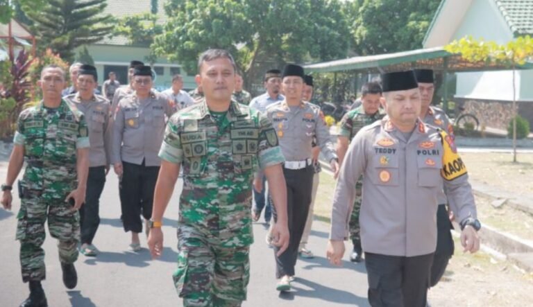 Kapolres Kediri Kota Sholat Jumat Bersama, Bentuk Sinergitas dan Soliditas TNI Polri di Kota Kediri