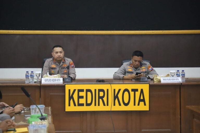 Kapolres Kediri Kota Dan Kapolsek Jajaran Polres Kediri Kota Ikuti Vidcon bersama Kapolri Terkait TPPO