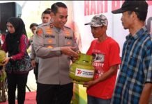 Bantu Warga, Kapolda Kalsel Bagikan 400 Tabung Gas LPG Gratis