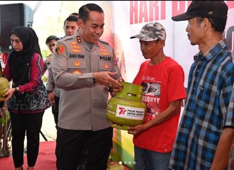 Bantu Warga, Kapolda Kalsel Bagikan 400 Tabung Gas LPG Gratis Bantu Warga, Kapolda Kalsel Bagikan 400 Tabung Gas LPG Gratis