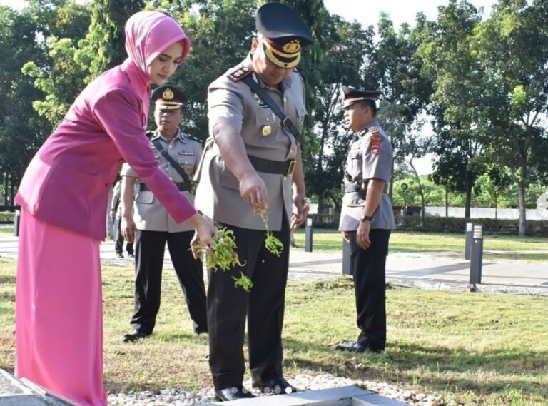 Kapolres Tanah Laut Pimpin Ziarah Ke Makam Pahlawan Dalam Rangka Hari Bhayangkara Ke 77