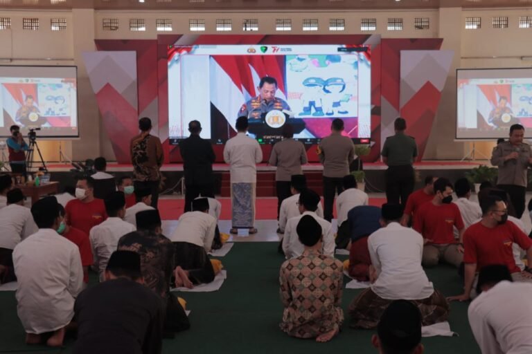 Kapolri Bergabung Melalui Zoom Meeting dalam Acara Bhakti Kesehatan Polres Kediri Kota dan RS Bhayangkara di Ponpes Lirboyo Kediri