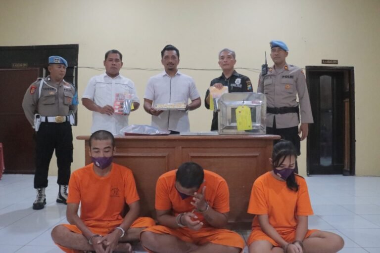Polres Kediri Kota Ungkap Peredaran Narkoba Dengan Modus Baru, 3 Orang Tersangka Diamankan Polres Kediri Kota Ungkap Peredaran Narkoba Dengan Modus Baru, 3 Orang Tersangka Diamankan