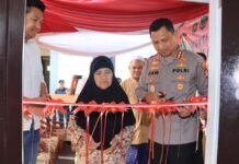 Bedah Rumah, Kapolres Metro Tangerang Kota Serahkan Kunci Rumah Kepada Ibu Mariam