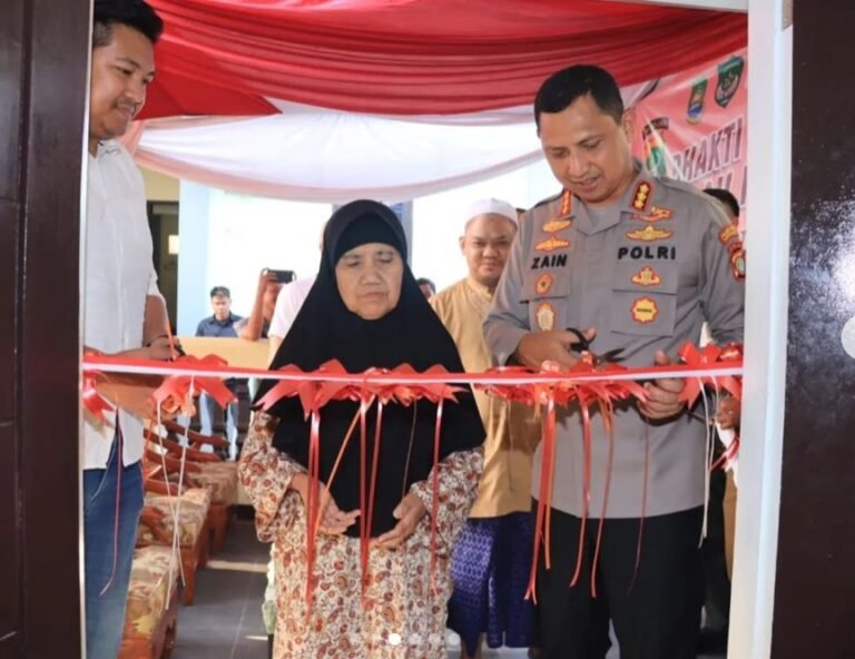 Bedah Rumah, Kapolres Metro Tangerang Kota Serahkan Kunci Rumah Kepada Ibu Mariam