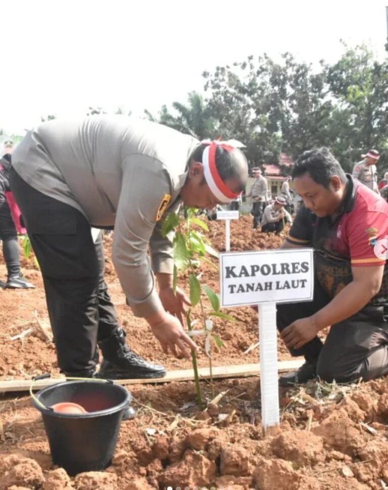 Polres Tanah Laut Laksanakan Penanaman Pohon Secara Serentak Di Desa Bajuin