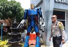 Kreatif dan Edukatif, Polresta Malang Kota Jadikan Ratusan Knalpot Brong Sitaan Patung Robot