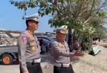Bakti Sosial, Dirlantas Polda Sulsel Turun Langsung Bagikan Sembako Kepada Buruh dan Nelayan