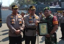 Kapolresta Malang Kota Beri Penghargaan Kepada Personel TNI-POLRI Berprestasi