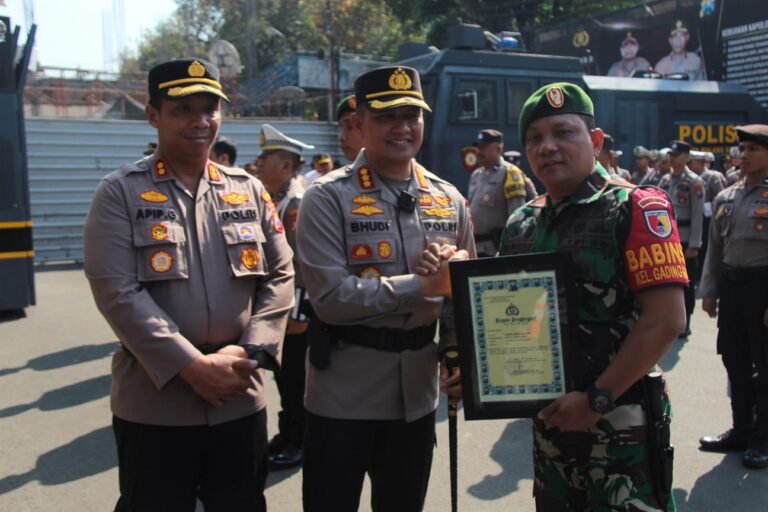 Kapolresta Malang Kota Beri Penghargaan Kepada Personel TNI-POLRI Berprestasi