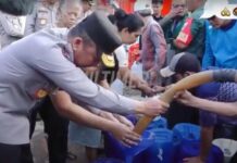Kadiv Humas Polri Hadir Lansung Dalam Kegiatan Bakti Sosial Salurkan 80.000 Liter Air Bersih