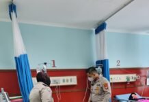 Sigap dan Respon Cepat, Sat Binmas Polres Metro Tangerang Kota Bawa Ibu Pingsan di Jalan Ke Rumah Sakit