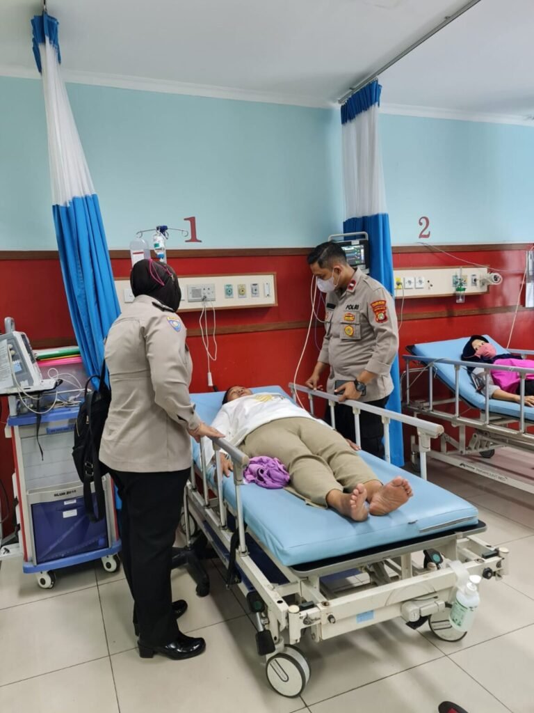 Sigap dan Respon Cepat, Sat Binmas Polres Metro Tangerang Kota Bawa Ibu Pingsan di Jalan Ke Rumah Sakit