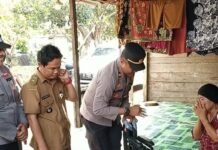 “Pengabdian Kami Untuk Masyarakat”, Kapolsek Tambang Ulang Polres Tanah Laut Serahkan Bantuan dari Kapolda Kalsel