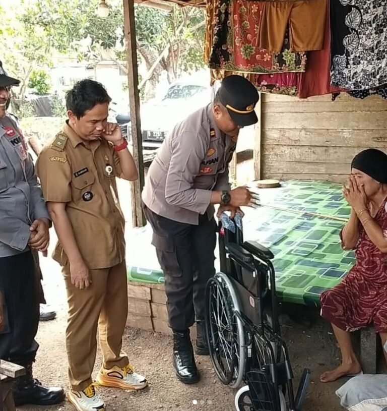 “Pengabdian Kami Untuk Masyarakat”, Kapolsek Tambang Ulang Polres Tanah Laut Serahkan Bantuan dari Kapolda Kalsel