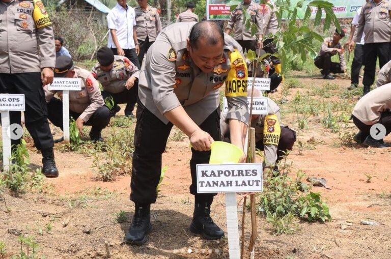 Polres Tanah Laut Polda Kalsel Berpartisioasi GNRM Dan Laksanakan Penanaman 10 Juta Pohon Secara Serentak