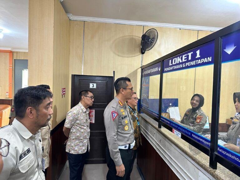 Dirlantas Polda Sulsel  Sidak Samsat Makassar Pastikan pelayanan standar dan prima