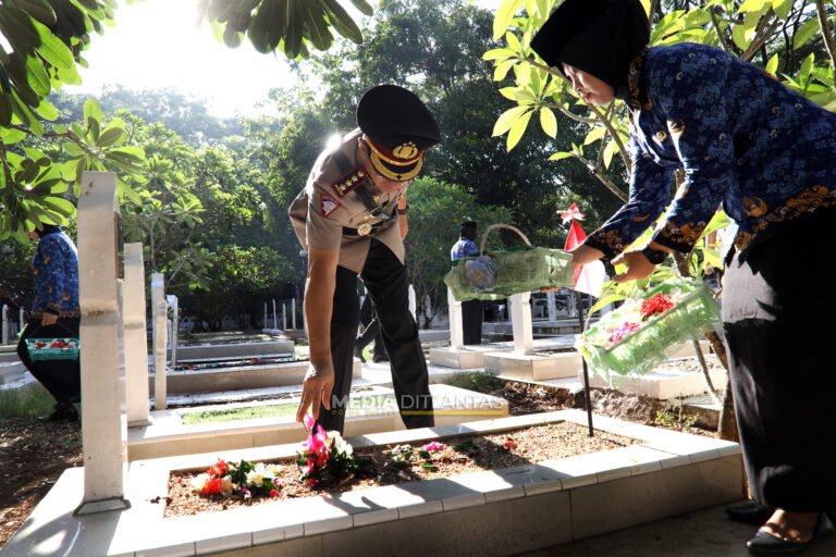 Dirlantas Polda Sulsel Hadiri Upacara dan Tabur Bunga Dalam Rangka HUT Ke-52 Korpri Tahun 2023