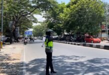 Polwan Ditlantas Polda Sulsel Amankan Arus Lalin di Seputar Masjid, Jemaah Aman Berangkat dan Kembali dari Shalat Jumat