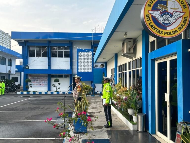 SIAP BERTUGAS DI MUSIM HUJAN, DITLANTAS SULSEL GELAR APEL JAS HUJAN