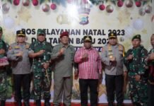 Kapolda Papua Barat Dampingi PJ Gubernur Tinjau Pos Pengamanan Ops Lilin di Malam Natal