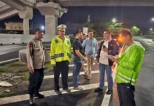Kasat PJR Ditlantas Polda Sulsel Turun Langsung Tangani Penutupan Tol Oleh Warga