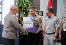 DITLANTAS BERSAMA ENAM POLRES POLDA SULSEL TERBAIK DALAM PENGINPUTAN DATA