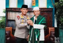 Kapolda Sulsel Andi Rian Djajadi Sowan ke Ulama Kharismatik Puang Makka
